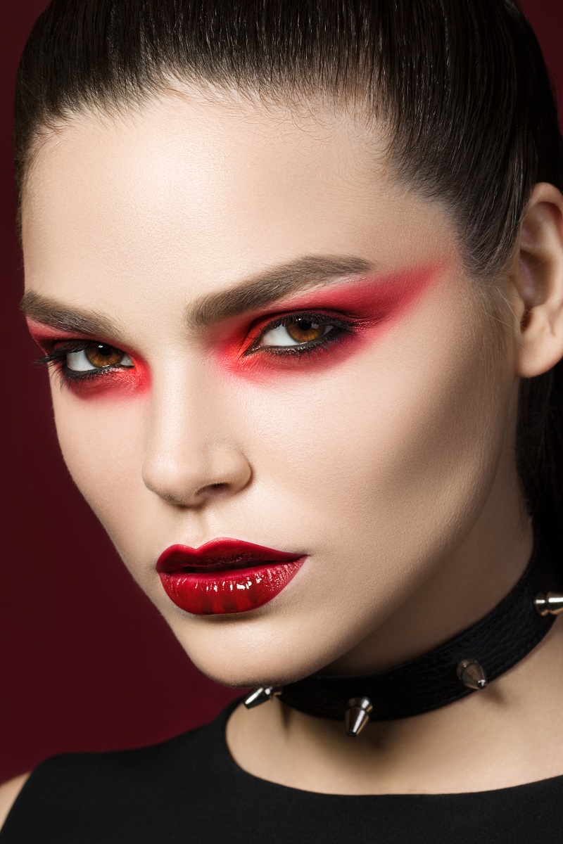 machiaj smokey rosu de Halloween