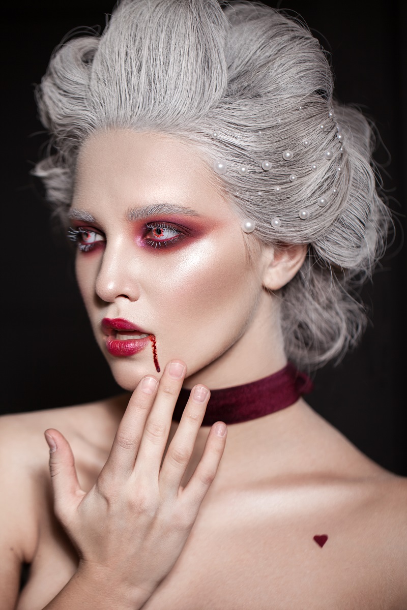 machiaj stil vampir de Halloween