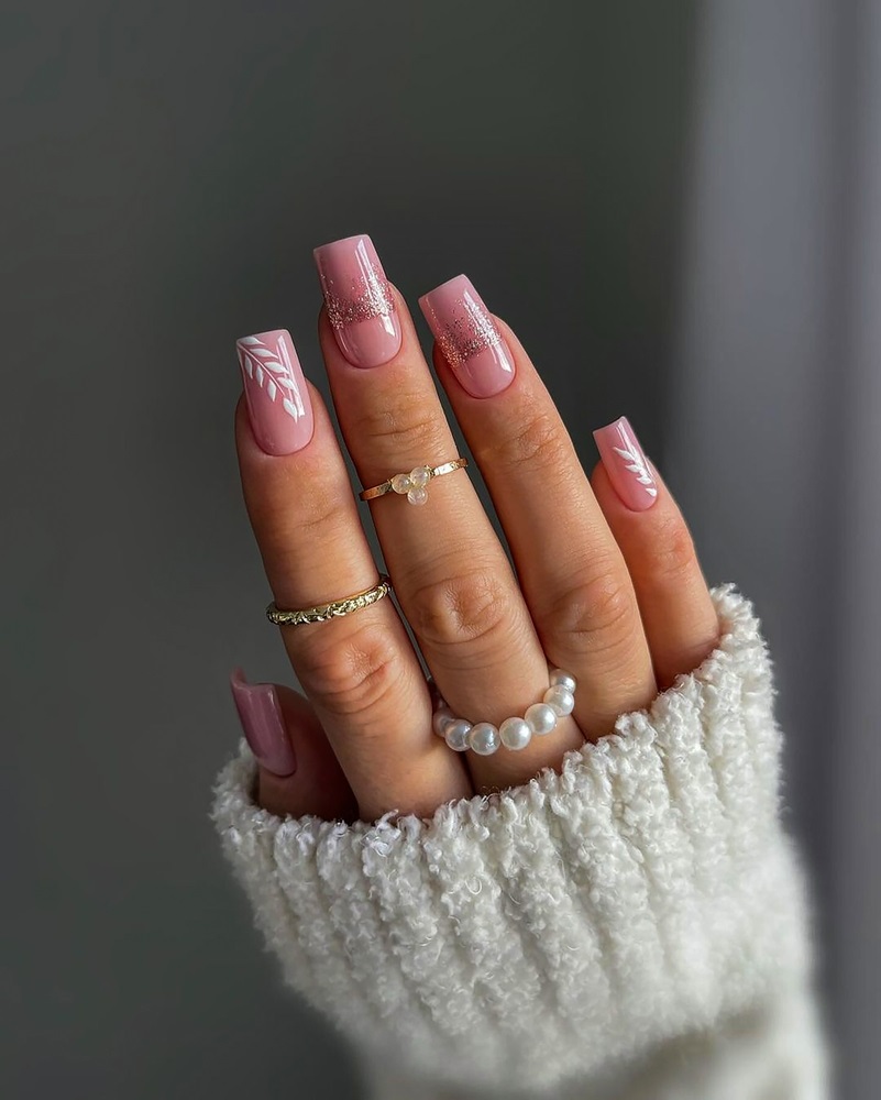 model de unghii cu flori 2024