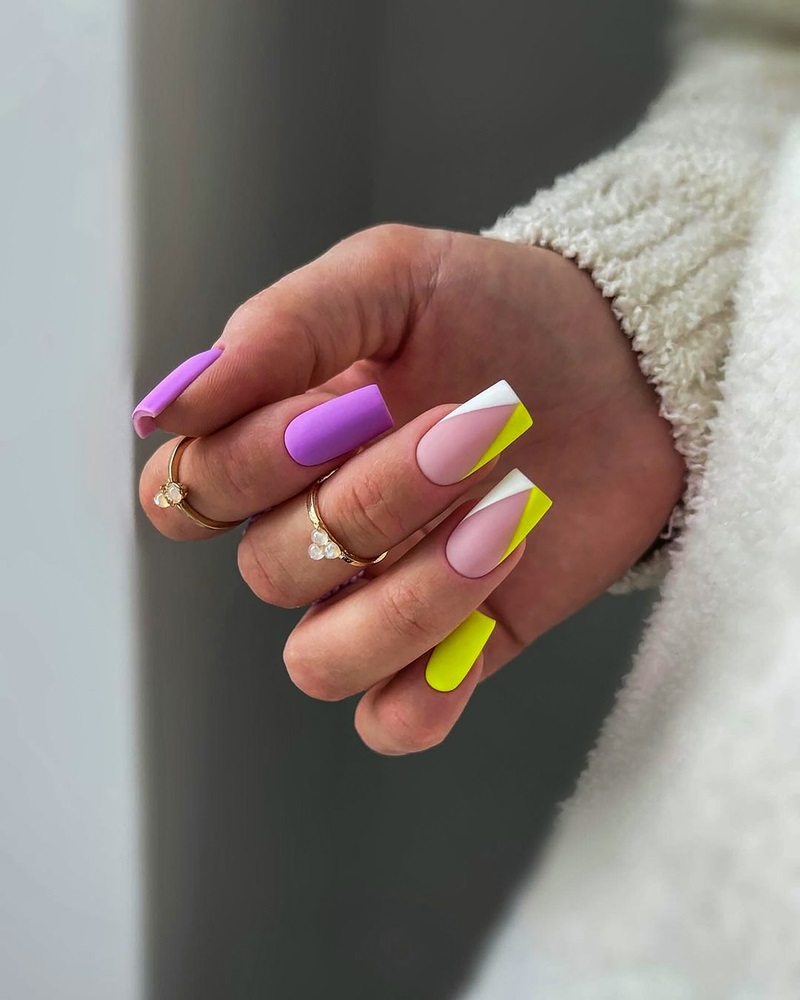 model de unghii cu verde fosforescent 2024