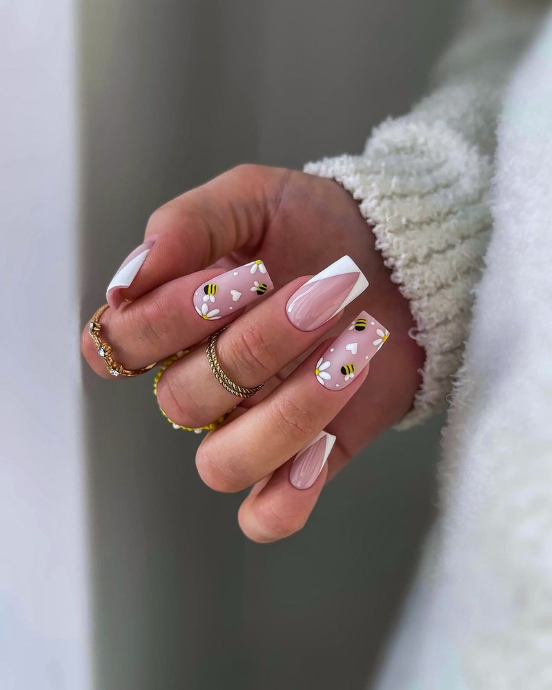 model de unghii floral si cu albine pentru 2024