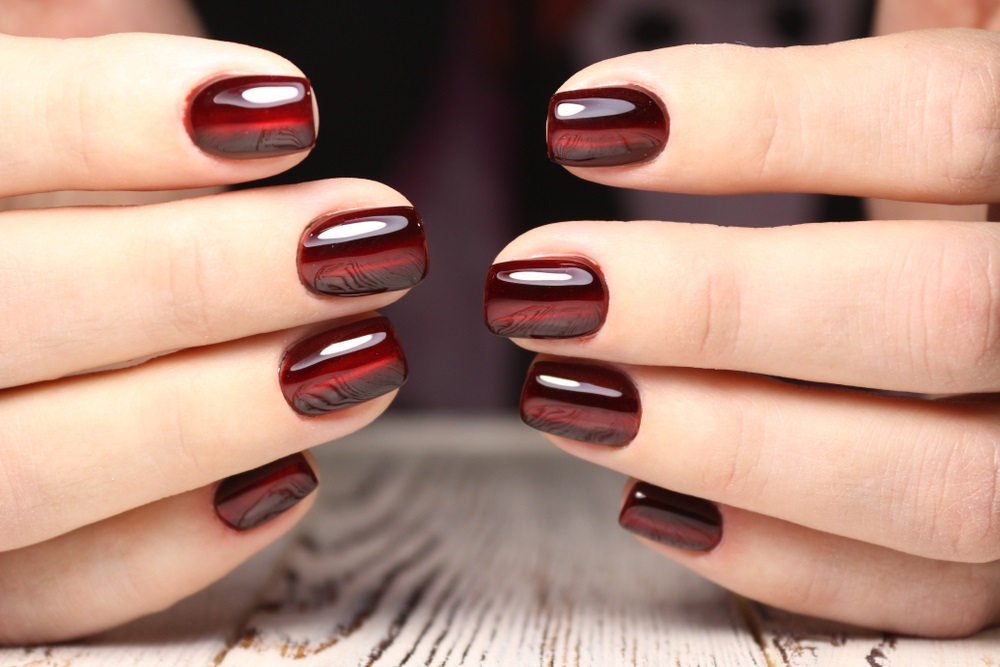 unghii burgundy cu lac