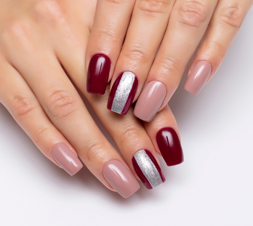 modele de unghii mani burgund rosu