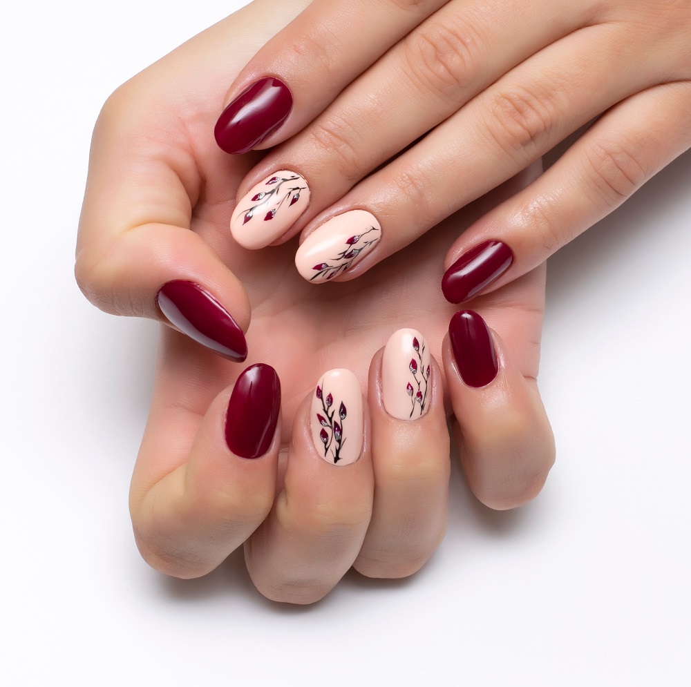 manichiura burgundy de toamna cu flori