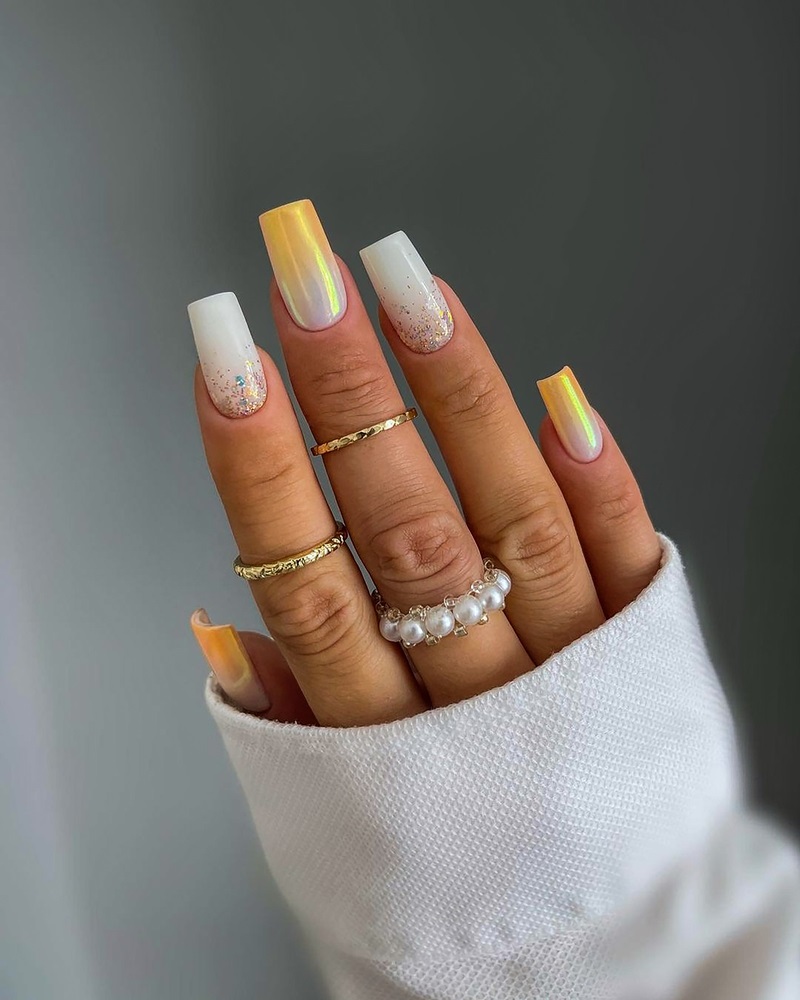 modele de unghii alb laptos 2024