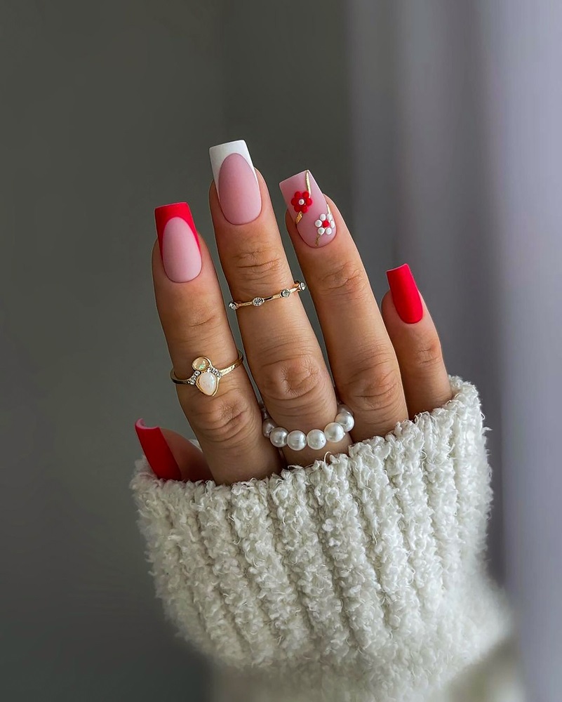 model de unghii french cu flori 2024