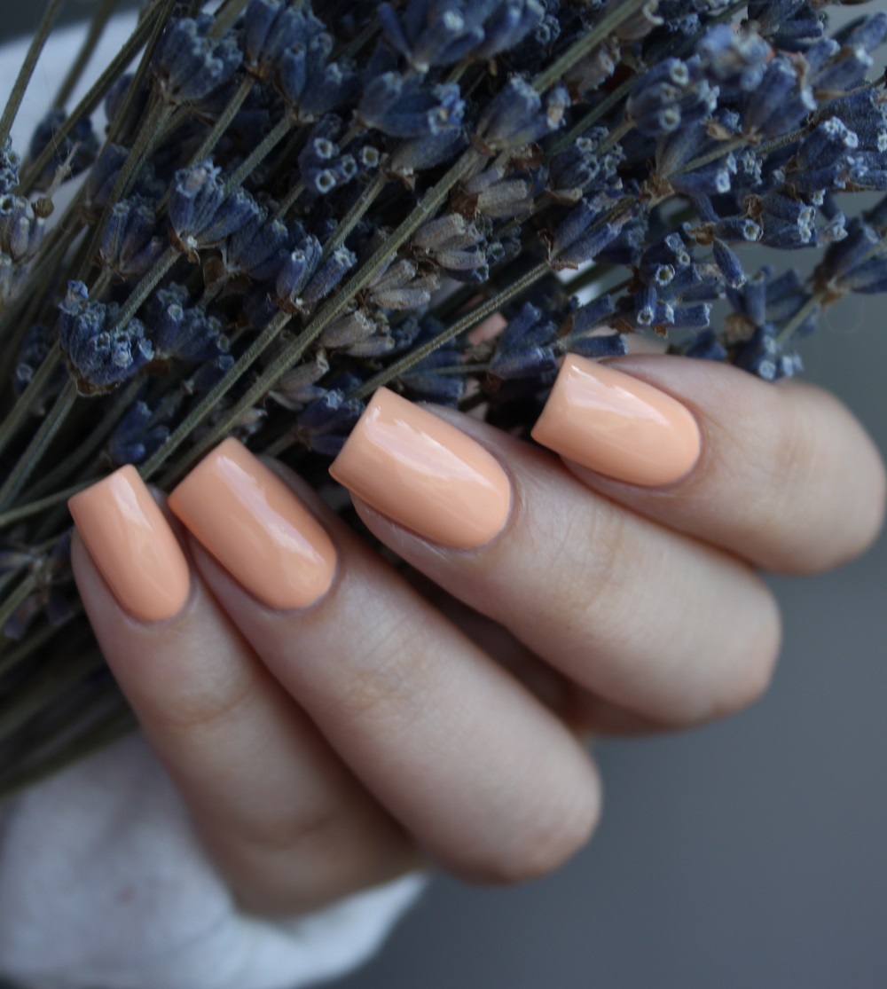 model de unghii in nuanta de peach fuzz