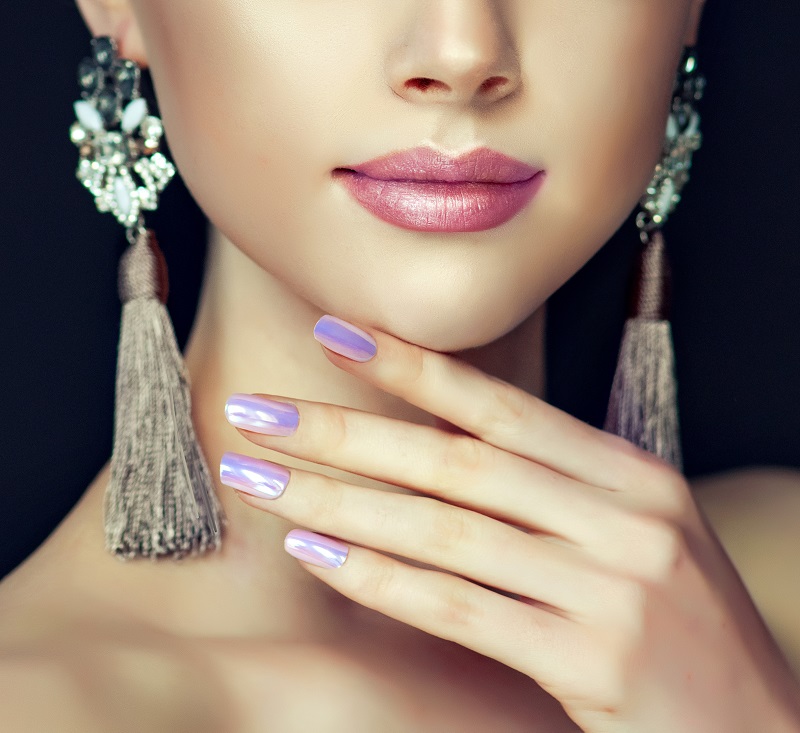 manichiura perlata iridiscenta, modele de unghii perlate