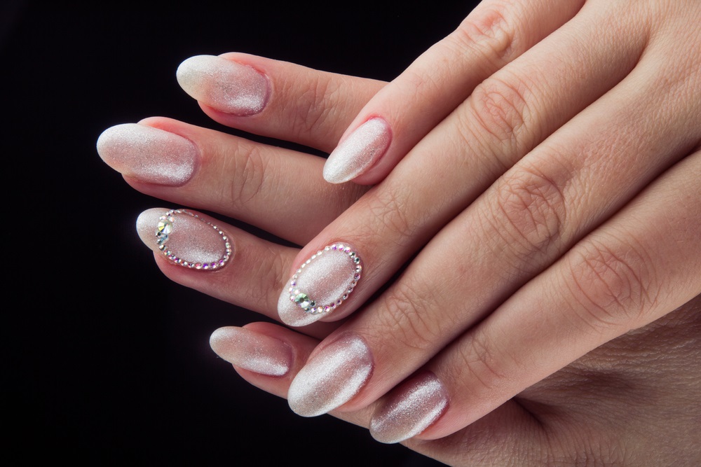 manichiura perlata cu pietre aplicate