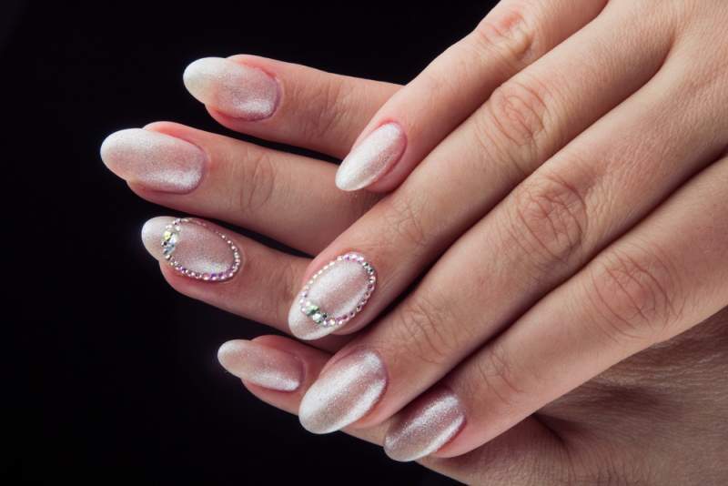 manichiura perlata cu pietre aplicate