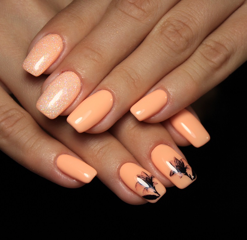 manichiura 2024 in nuanta de peach fuzz