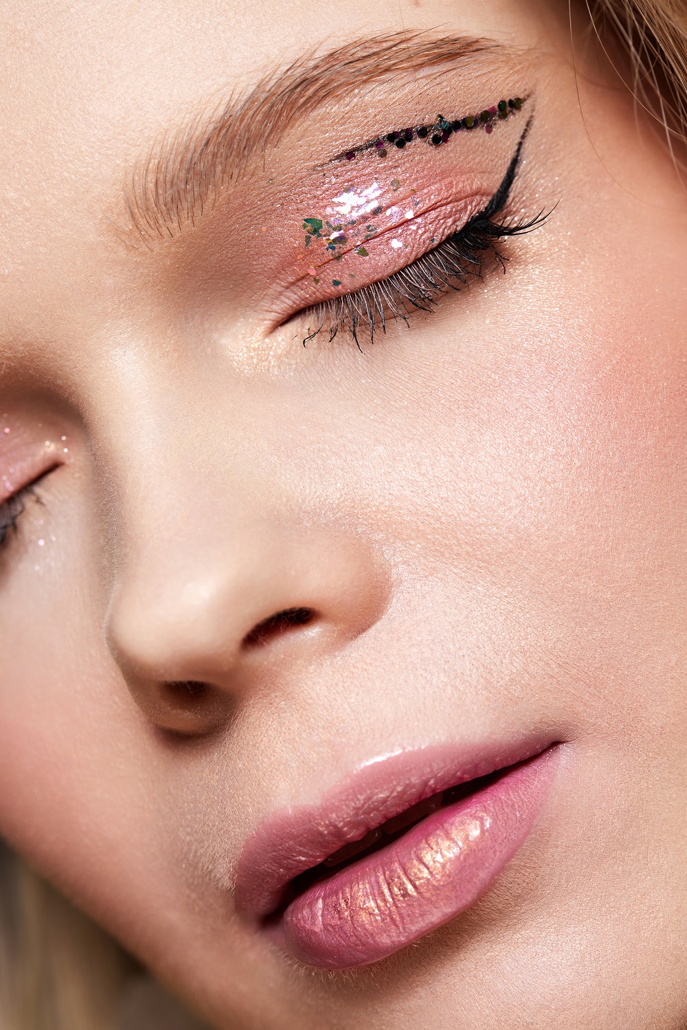 machiaj de seara cu glitter si eyeliner