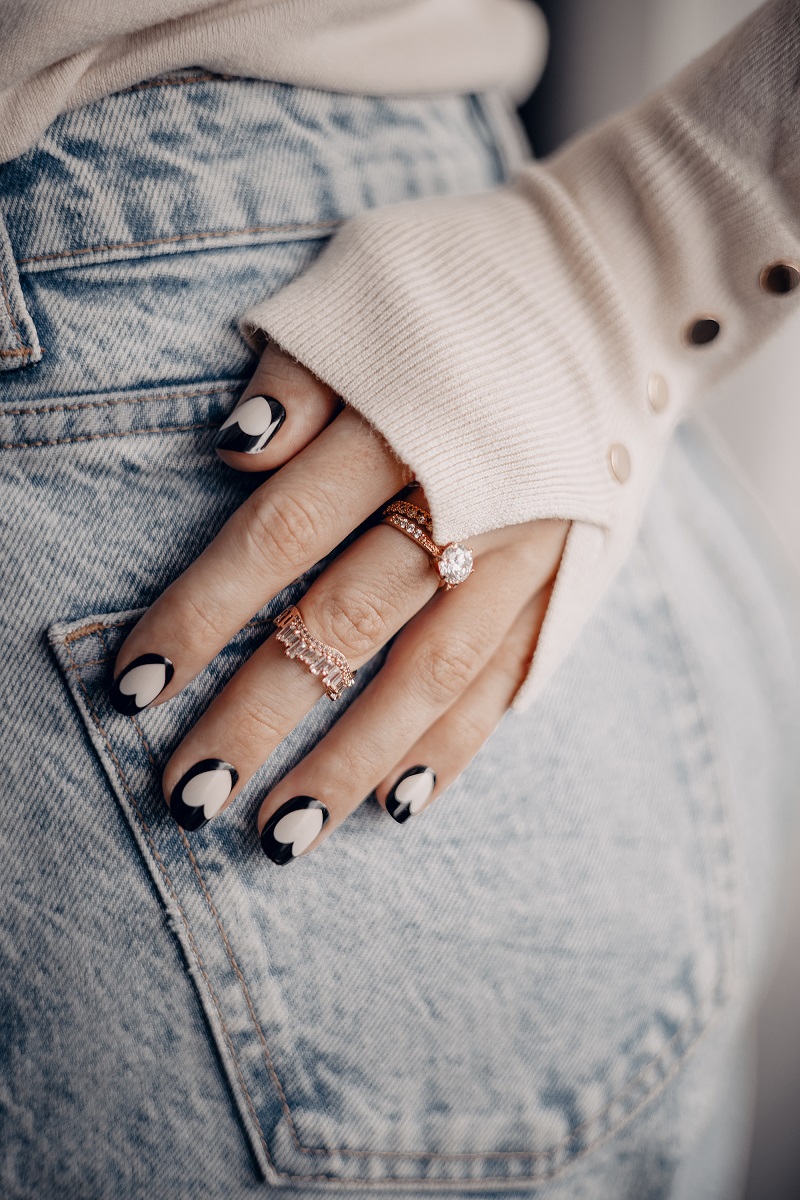 manichiura cu inimioare de Valentine's Day