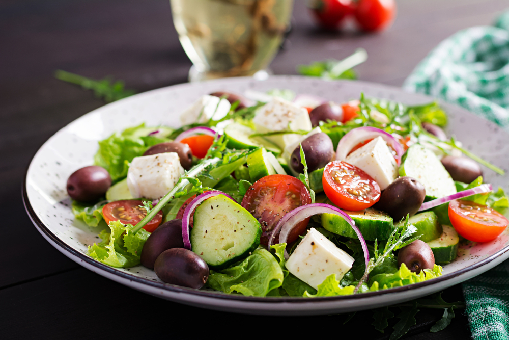Salata grecească - reteța de vară care te menține sănătos și plin de energie