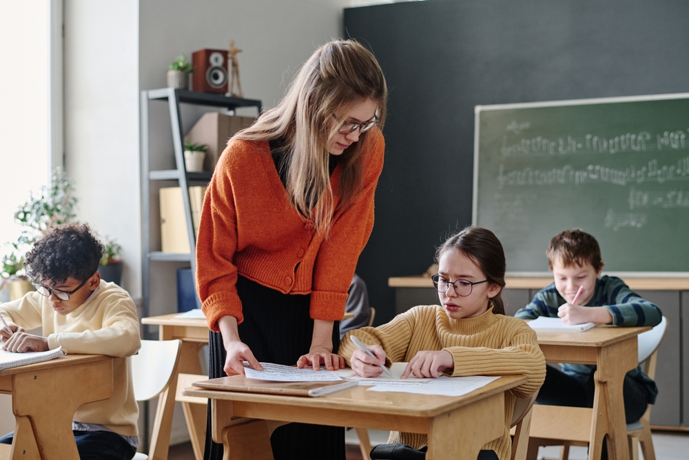 Peste 183.000 de profesori au primit prima de carieră didactică de 1.500 de lei