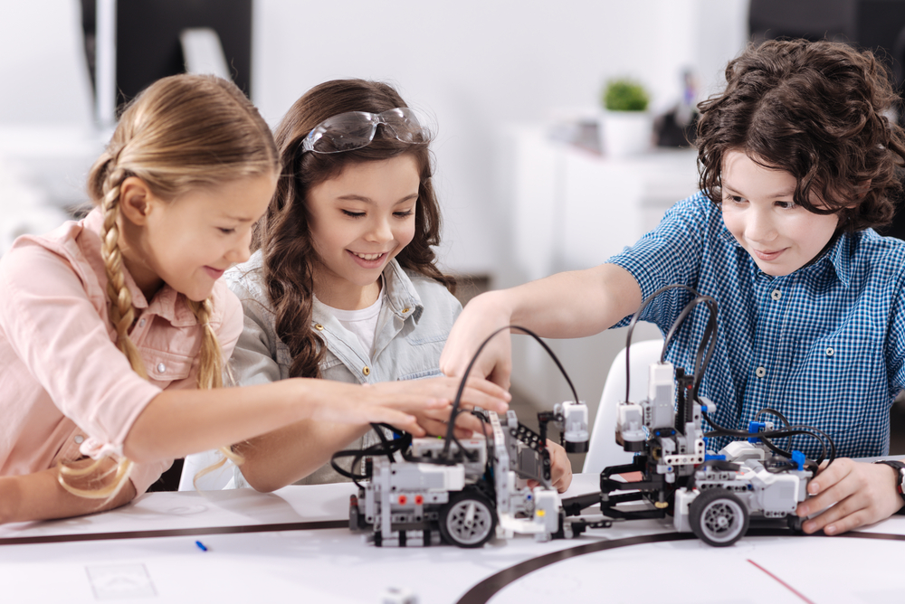 Școlile primare și gimnaziale se pot înscrie pentru activități de robotică și programare Logiscool