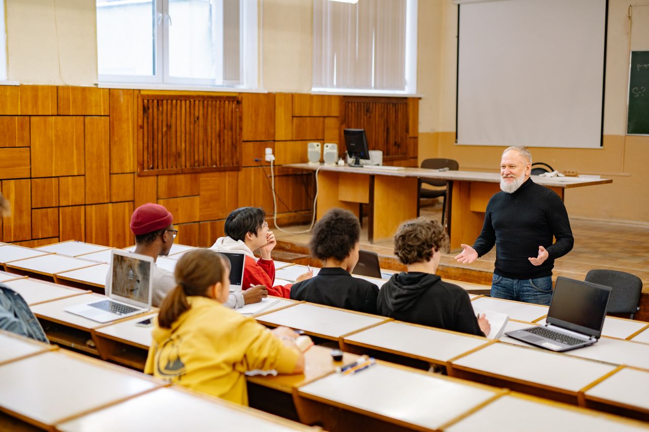 Noua grilă de salarizare pentru profesori: De când și cu cât va crește salariul profesorilor?