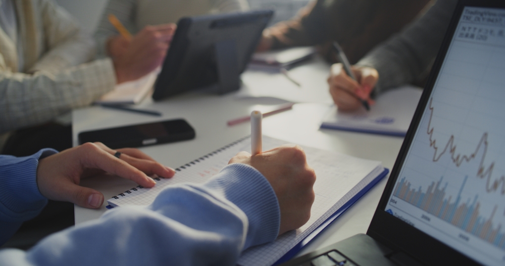 O nouă platformă gratuită învață tinerii din România să gândească critic și să recunoască dezinformarea