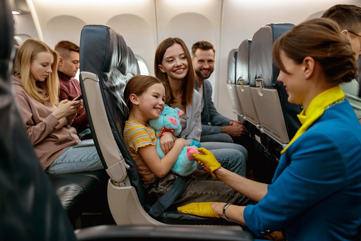 Reguli noi în Uniunea Europeană: copiii sub 14 ani vor sta gratuit lângă părinți în avion
