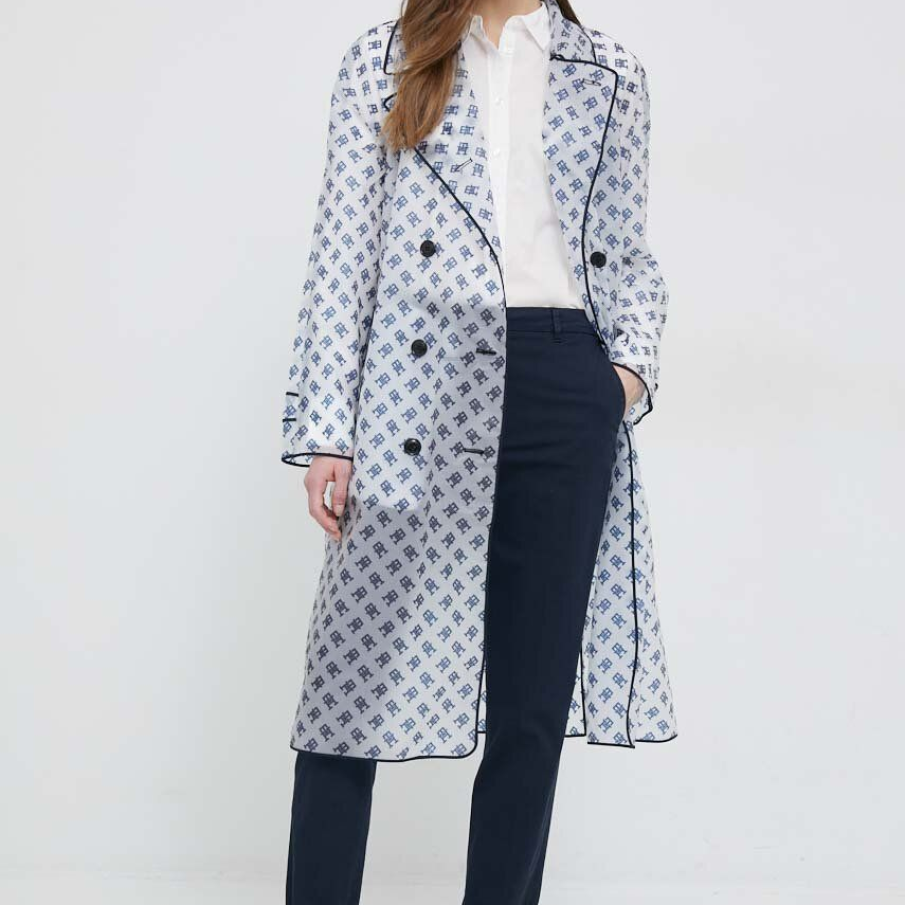 Trenci din colecția Tommy Hilfiger cu aspect transparent și fixare cu nasturi. Dispune de o curea textilă atașată pentru a pune talia în evidență 