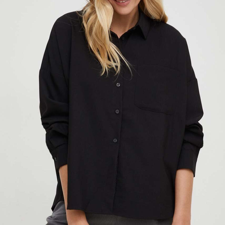 Cămașă neagră, simplă, cu un buzunar frontal din colecția Answear Lab. Este confecționată din țesătură netedă