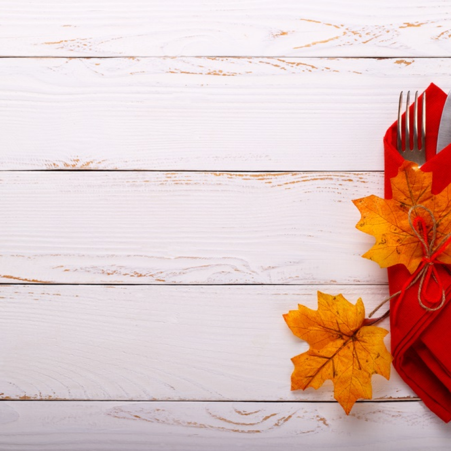 Șervețel pentru tacâmuri decorat cu frunze