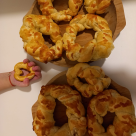 Covrigi pufoși cu cașcaval, gustarea ideală pentru pachetul de la grădiniță. Vezi cât de simplu poți face alături de cel mic covrigi în casă!