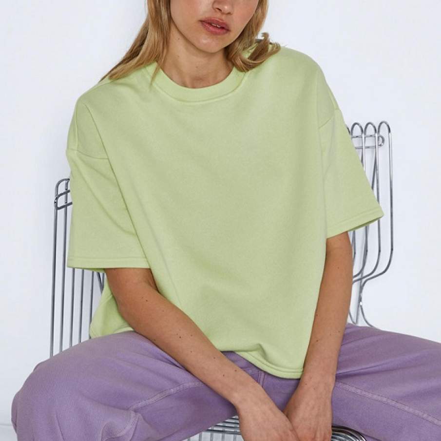 Tricou simplu supradimensionat, dar de efect, cu mâneci căzute, într-o nuanță de verde pal, precum a oului de rață 