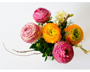 o sticla de vin pentru domnul casei, un buchet de flori pentru doamna casei. 