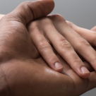 Sa iubesti pe cineva si sa mergeti mana in mana prin viata... Beneficiile extraordinare ale tinutului de mana