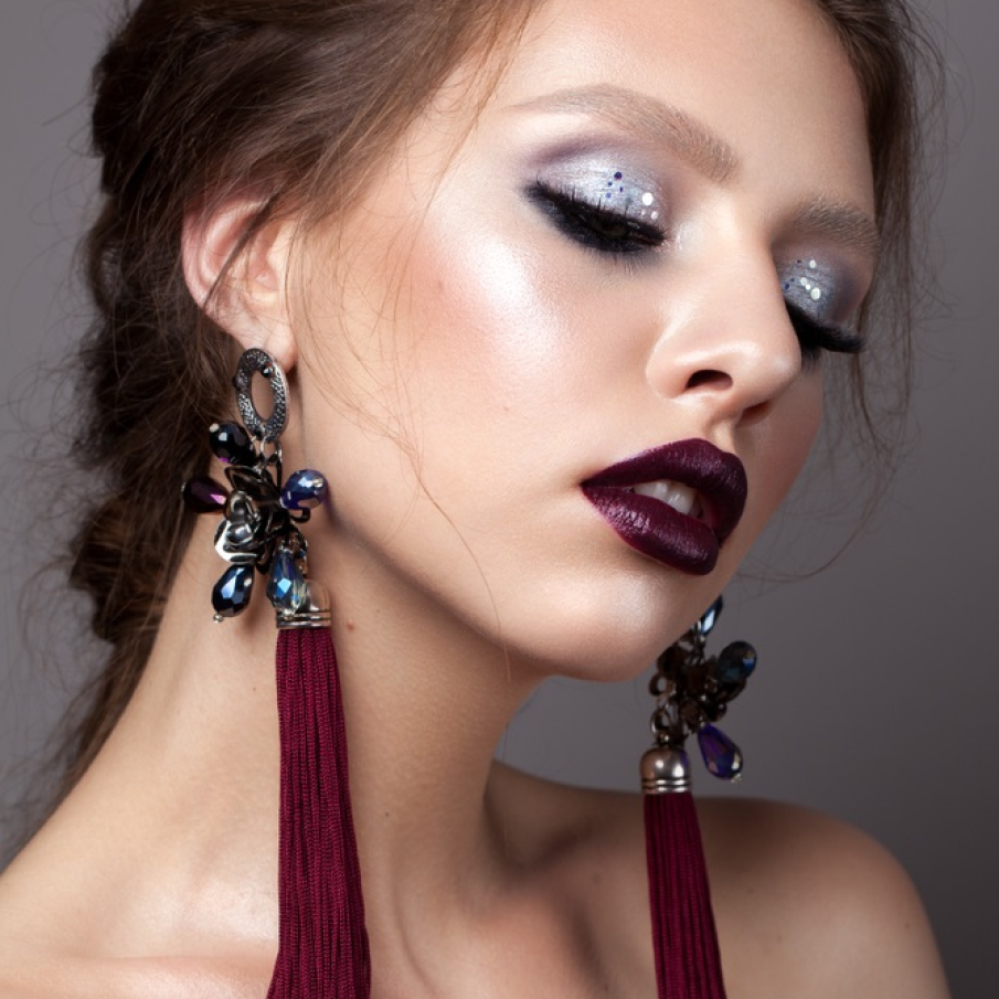 Pleoape statement puse în evidență de pigmenți strălucitori și aplicații sclipitoare 