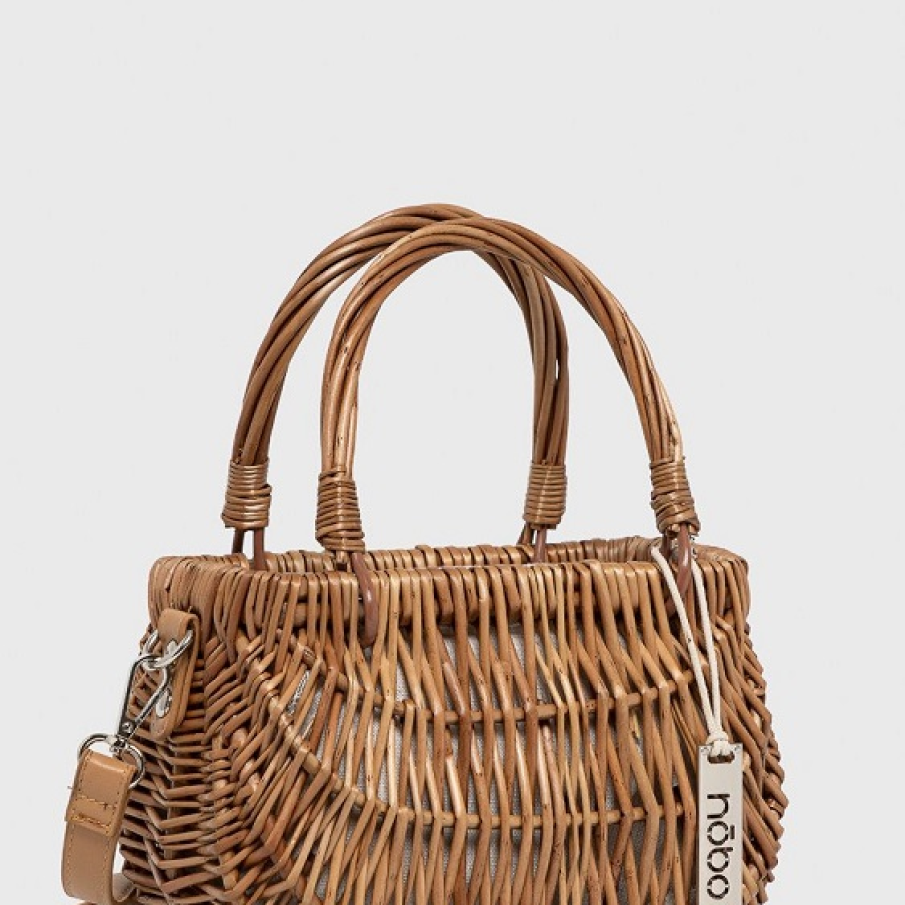 Poșetă mare din colecția Nobo, cu aspect împletit, ce dă impresia de natural și lemn. Geanta poate fi purtată în mână, dar are și o bretea mare pentru a fi purtată și pe umăr. 