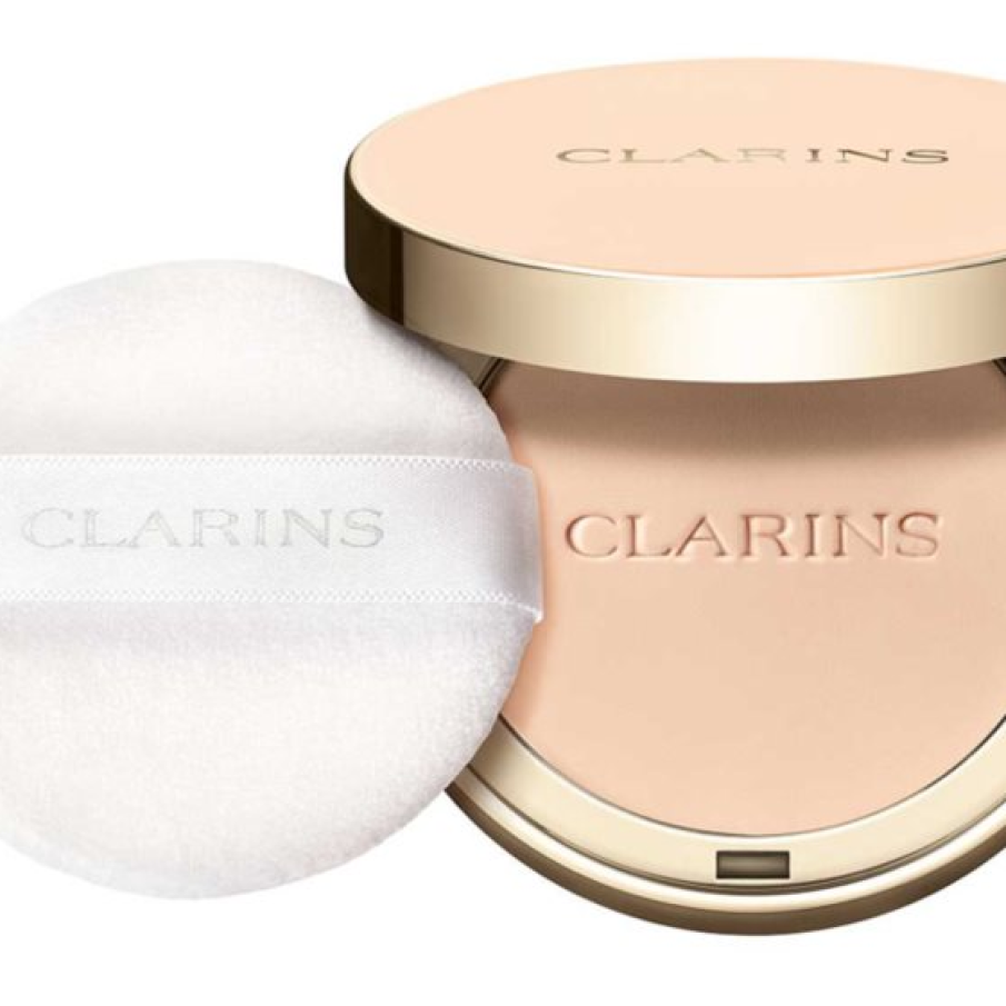 Pudra compactă cu efect matifiant de la Clarins oferă tenului un aspect proaspăt și hidratat, dar și un finisaj mat și confortabil