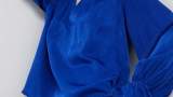 Bluza din colecția Dkny în nuanță de albastru roial, cu fason lejer și mâneci ample, finisate 