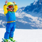 4 salopete de iarnă pentru copii: costume de ski potrivite pentru cei mici