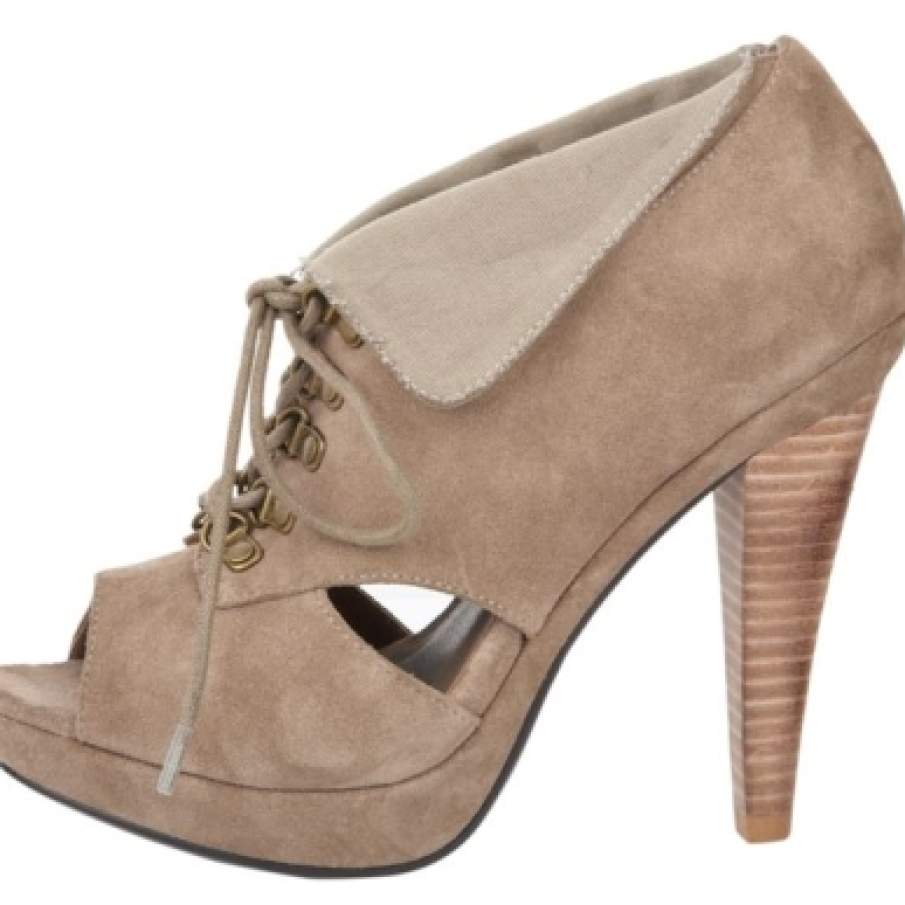 Botine cu sireturi si varful decupat 