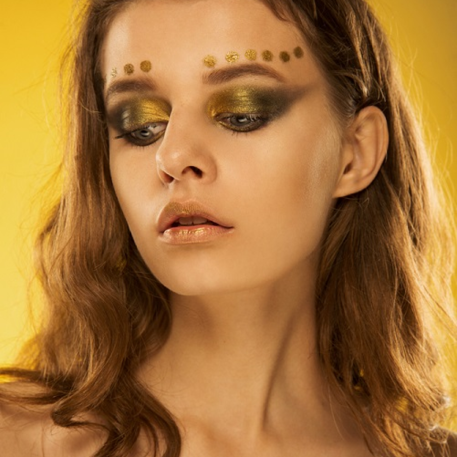 Straluciri metalice pe buze, pe pleoape si deasupra sprancenelor