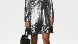 Rochie strălucitoare cu mâneci lungi și paiete argintii de la Marks & Spencer. Se potrivește de minune cu o pereche de cizme lungi elegante 