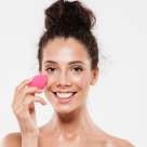 Fondul de ten și blush-ul: cum să le combini armonios în rutina ta de make-up pentru a obține un look natural