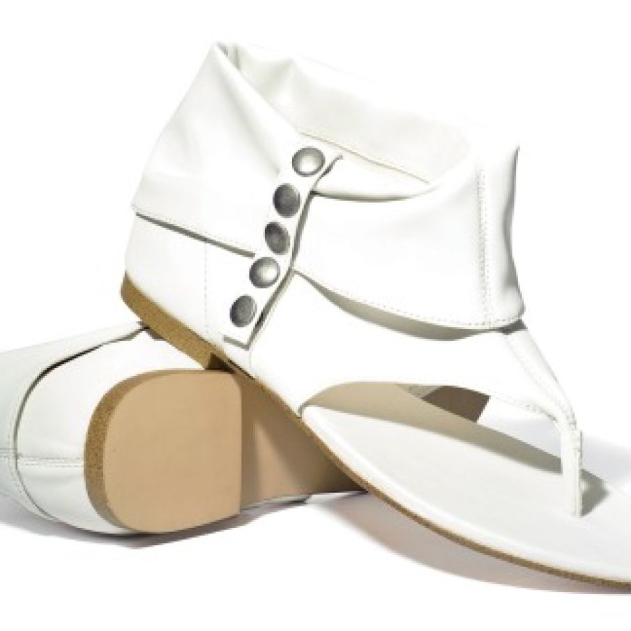 Papuci albi imbracati pe glezna