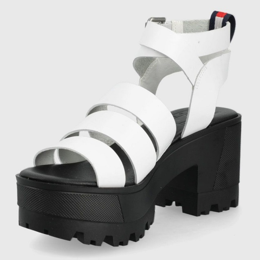 Sandale albe stil platformă cu toc, cu talpă presată neagră și toc înalt solid. 