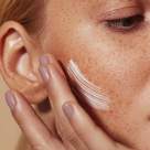 Frumusețea naturală: trei rețete de creme antirid din plante locale