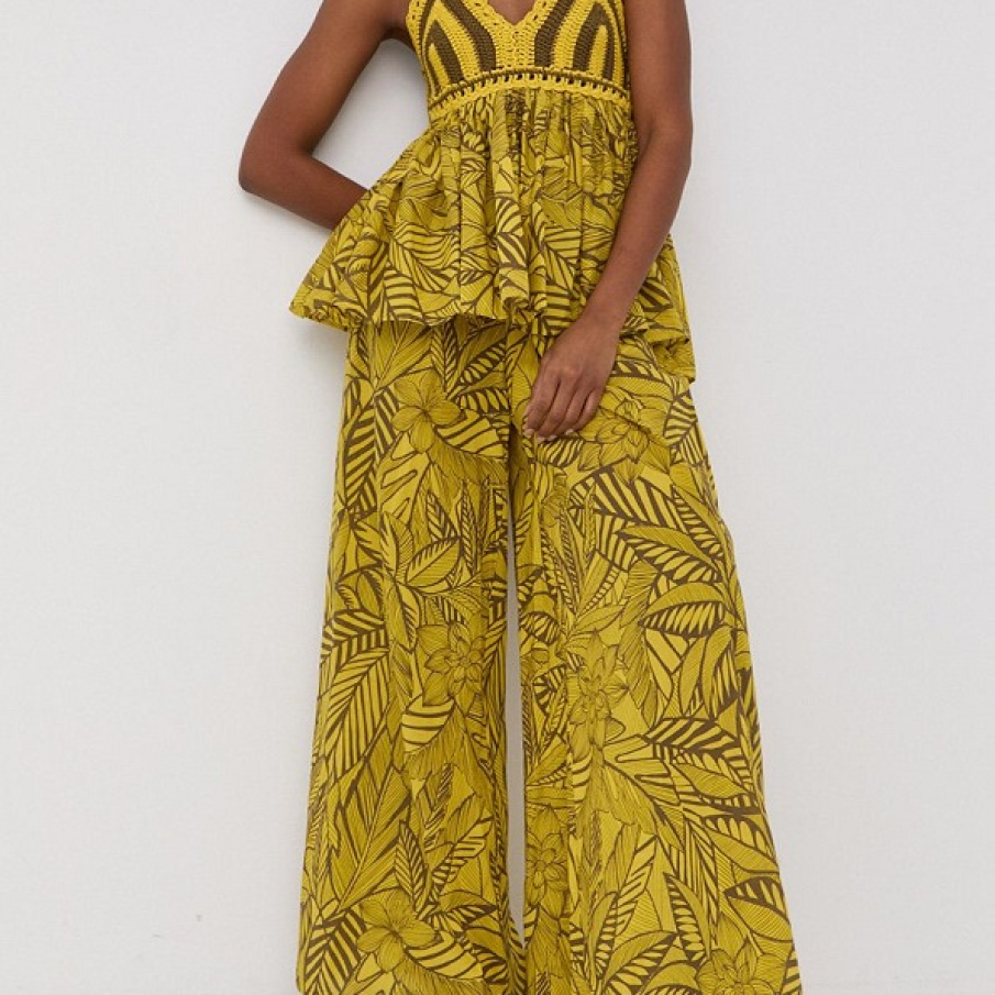 Nu ocoliți nici pantalonii extra large în imprimeuri inedite în vara 2022 precum sunt acești pantaloni ampli de bumbac, cu bandă elastică în talie, model lejer și confortabil.  