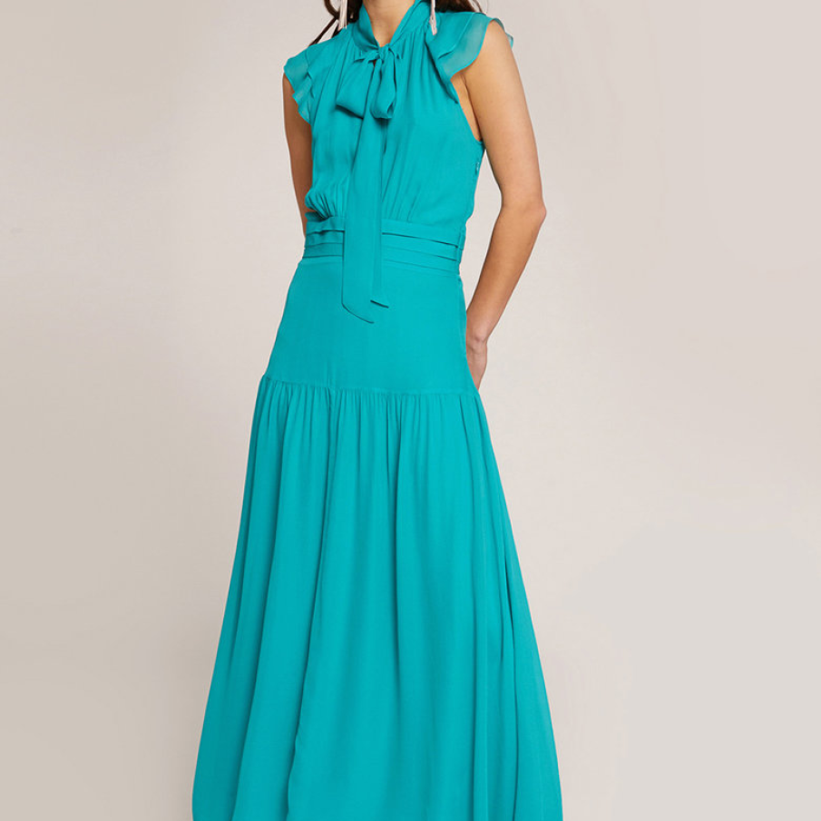 Rochie maxi bleu azuriu, cu o notă elegantă și fundă la baza gulerului. Are mâneci delicate, stratificate.