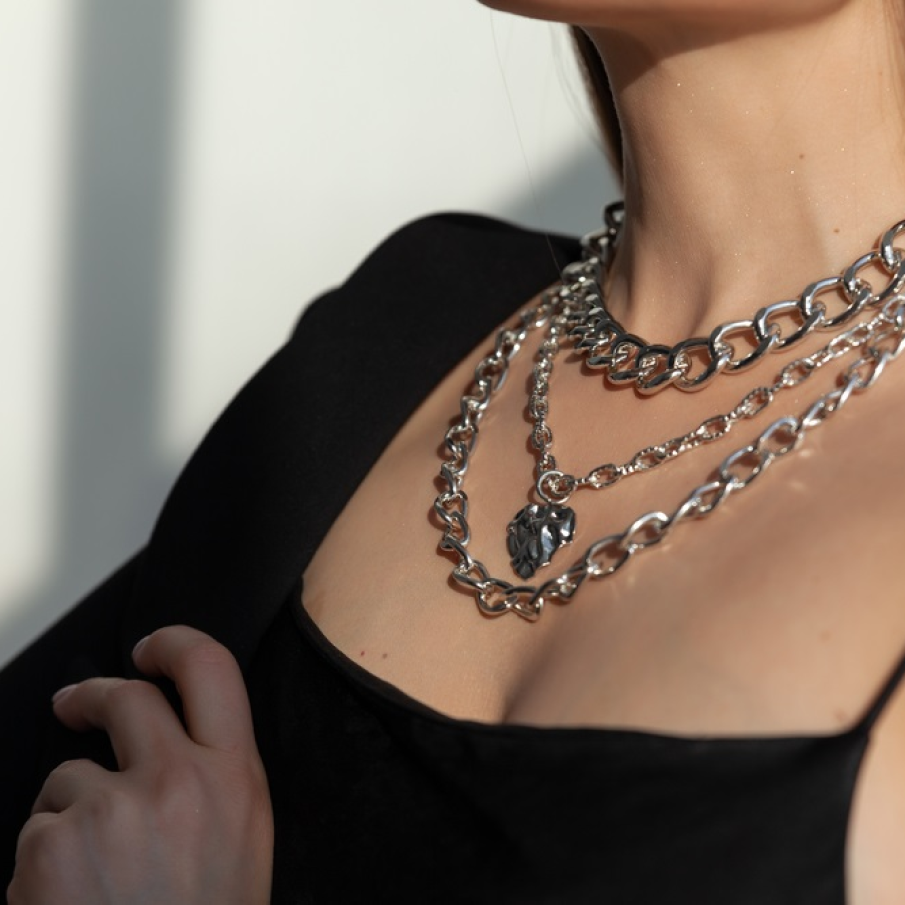 Lanțuri cu zale dispuse stratificat la baza gâtului, în funcție de lungimi 