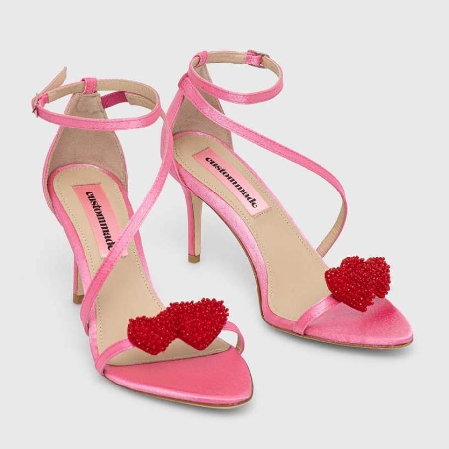 Sandale din satin roz, by Custommade, cu două inimi roșii decorative, ideale pentru a ieși în evidență în această primăvară 