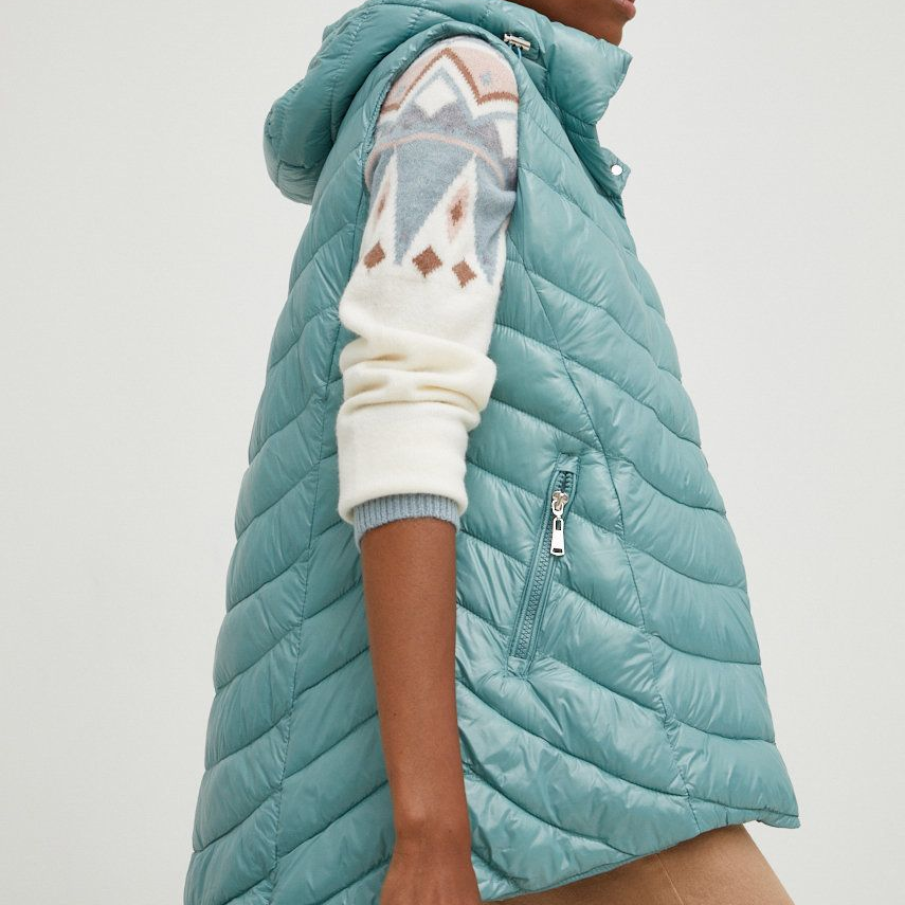 Vestă turcoaz asimetrică din colecția Answear Lab confecționată din material matlasat, cu guler ridicat și buzunare exterioare oblice