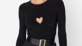 Bluza neagră slim fit cu decupaj în formă de inimă și mâneci lungi de la Trendyol 