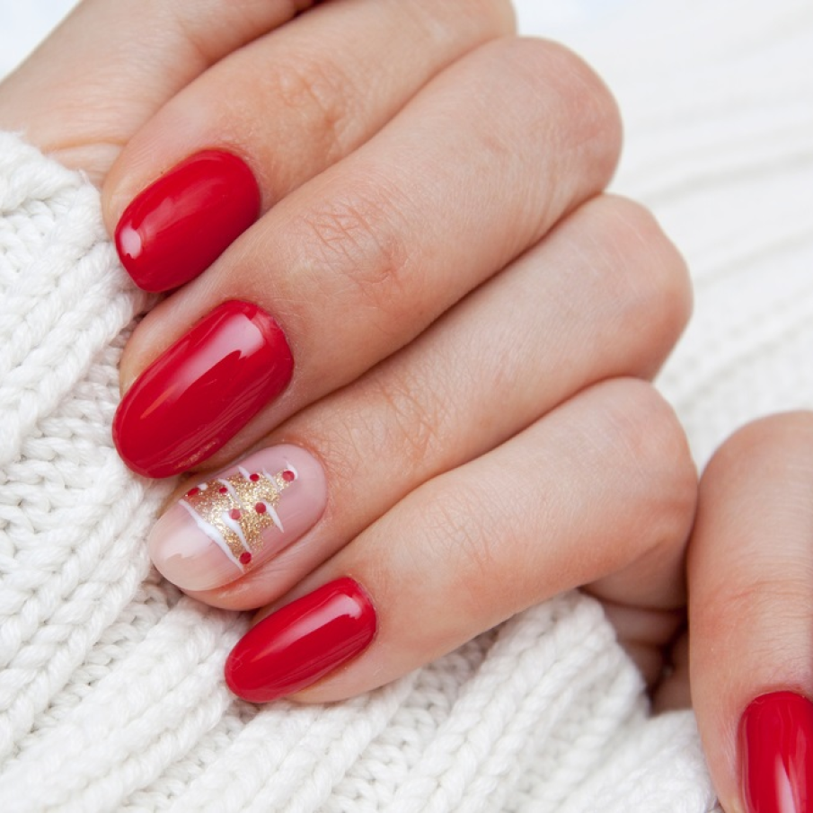 Bradutii stralucitori si impodobiti cu auriu sunt iarasi un motiv des intalnit in cadrul unei manichiuri in nuanta de rosu aprins