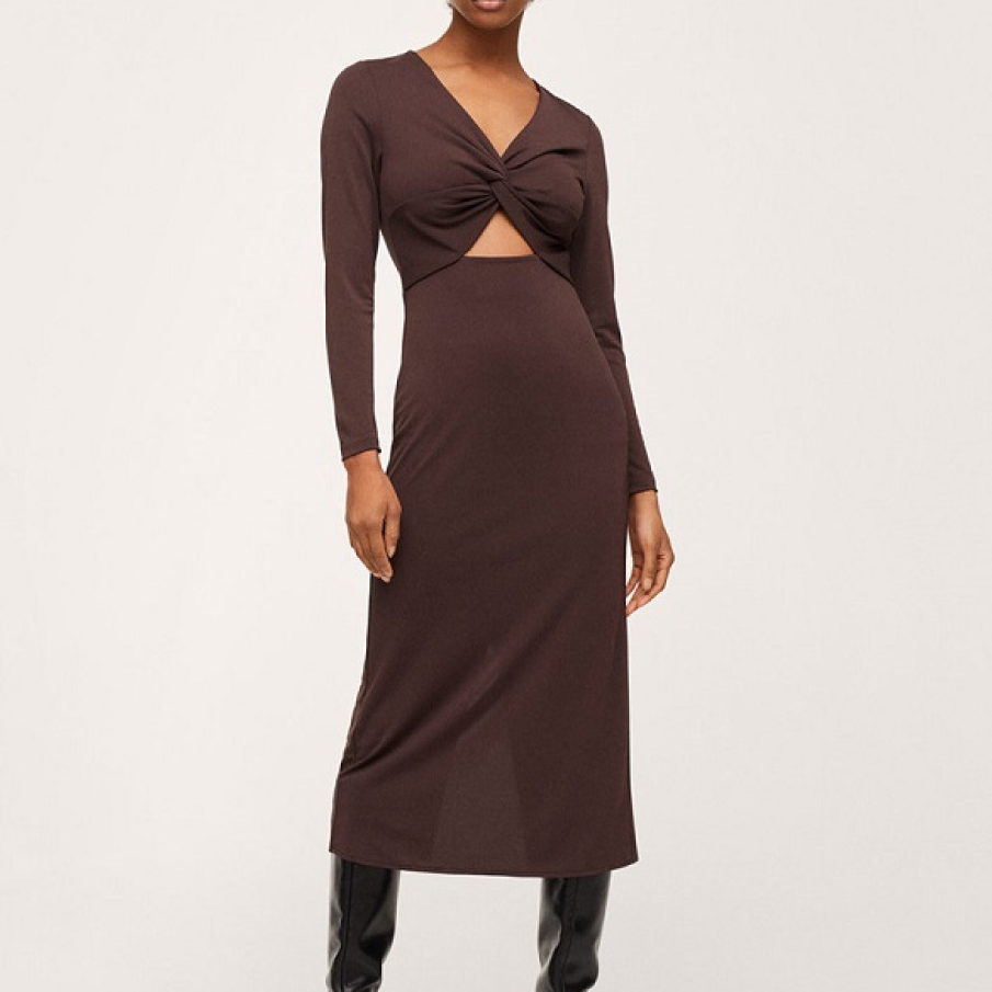 Rochie midi simplă, dar de efect, datorită decupajului delicat, dar sexy. Nuanța ei este un cafeniu ciocolatos